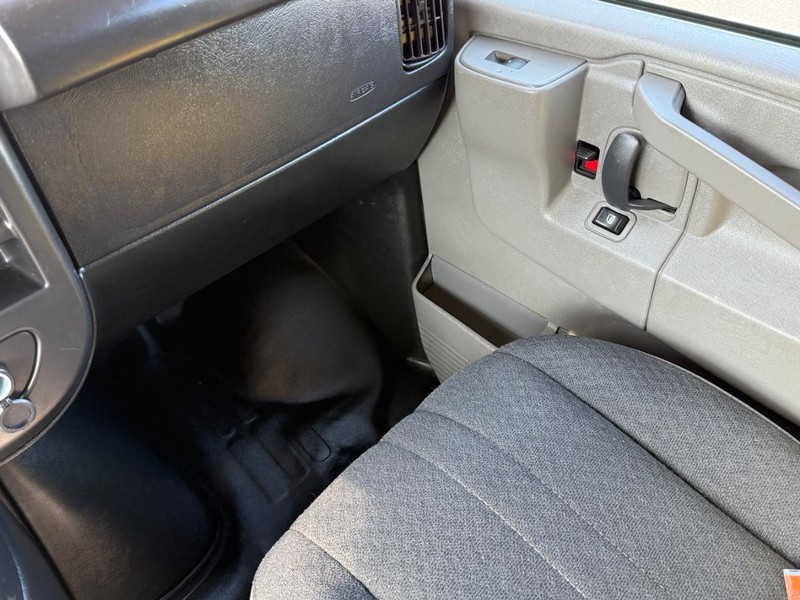 Chevrolet Express Cargo Van Vehicle Image 14