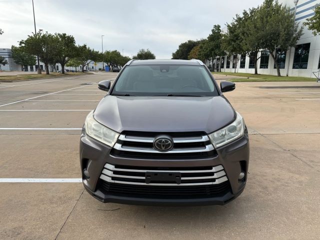 Toyota Highlander Vehicle Full-screen Gallery Image 02