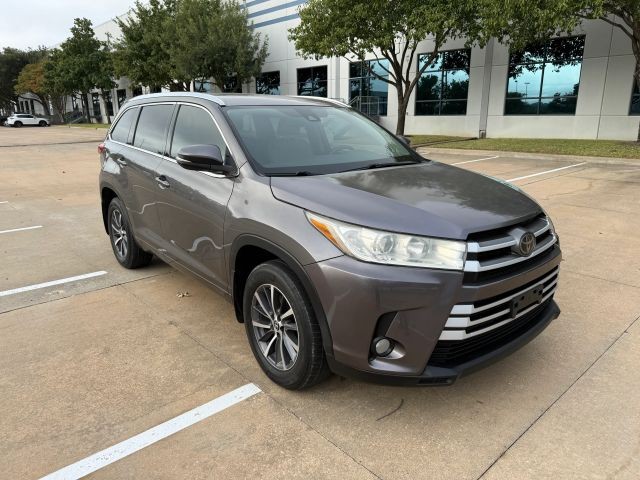 Toyota Highlander Vehicle Full-screen Gallery Image 03