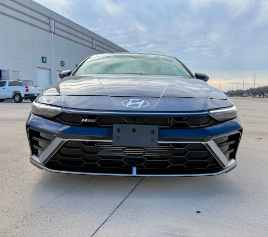 Hyundai Elantra Vehicle Full-screen Gallery Image 02