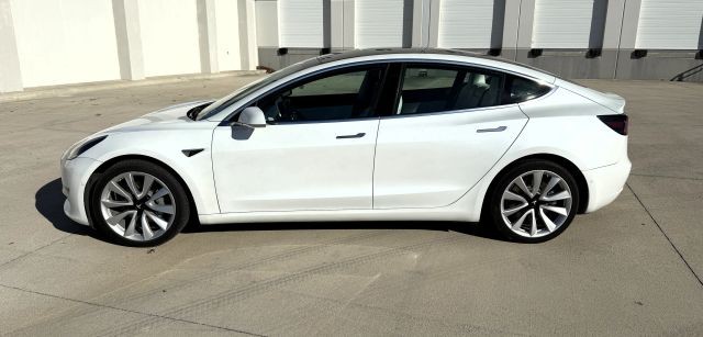 Tesla Model 3 Vehicle Full-screen Gallery Image 03