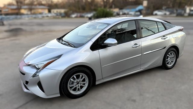 Toyota Prius Vehicle Full-screen Gallery Image 02