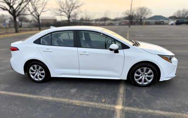 Toyota Corolla Vehicle Full-screen Gallery Image 03