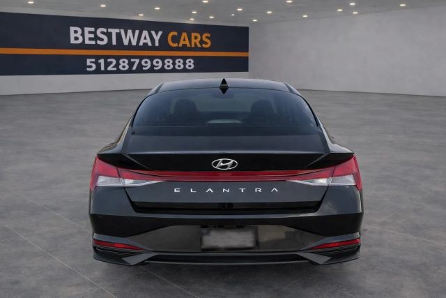 Hyundai Elantra Vehicle Full-screen Gallery Image 02