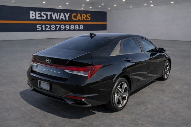 Hyundai Elantra Vehicle Full-screen Gallery Image 03