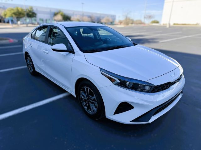 Kia Forte Vehicle Full-screen Gallery Image 02