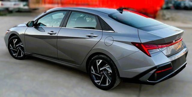 Hyundai Elantra Vehicle Full-screen Gallery Image 03