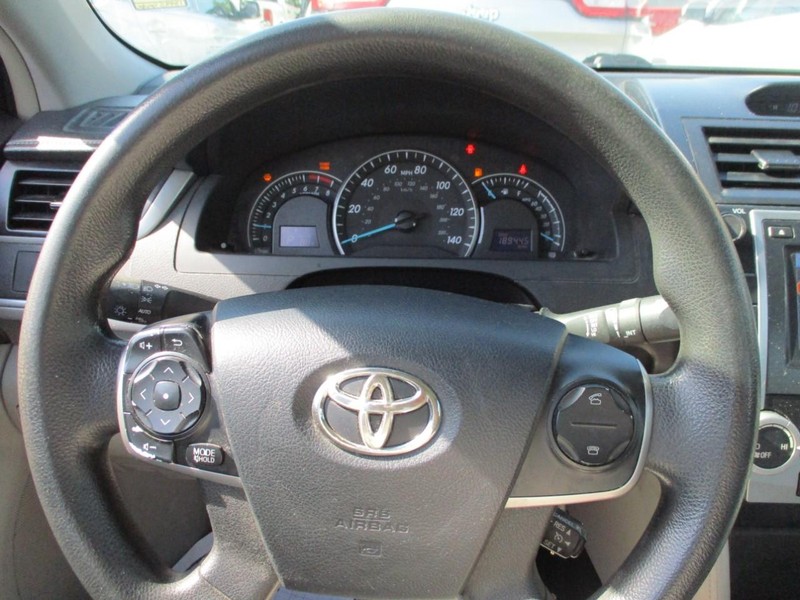 Toyota Camry Vehicle Image 13