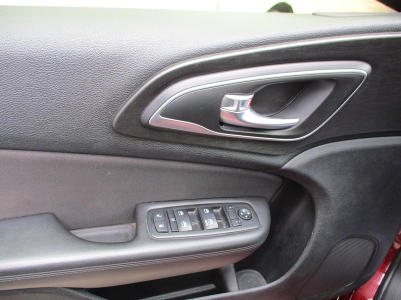 Chrysler 200 Vehicle Image 09