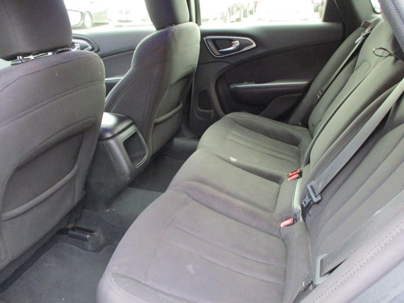 Chrysler 200 Vehicle Image 10