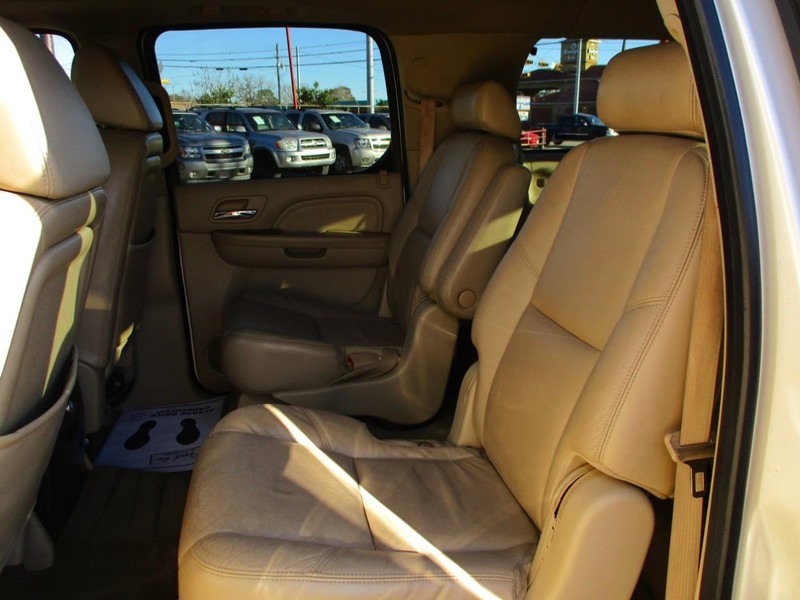 Cadillac Escalade ESV Vehicle Image 16