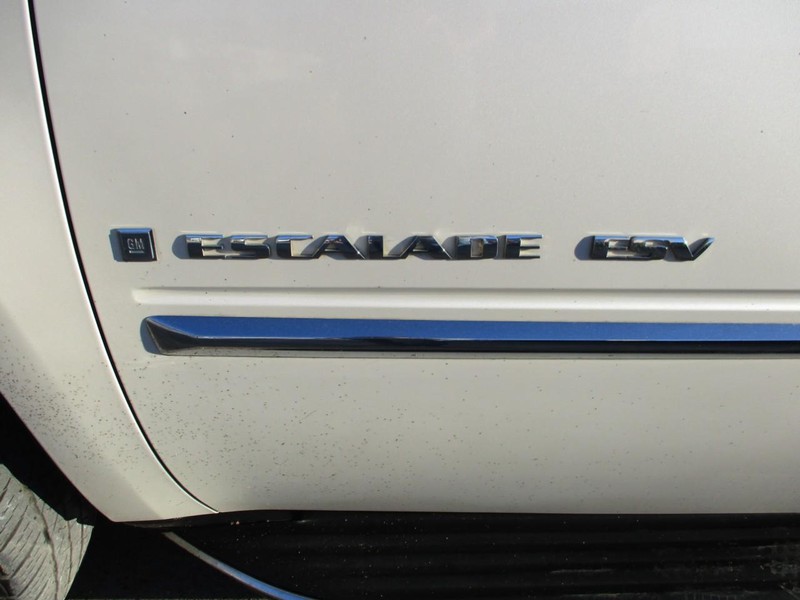 Cadillac Escalade ESV Vehicle Image 24