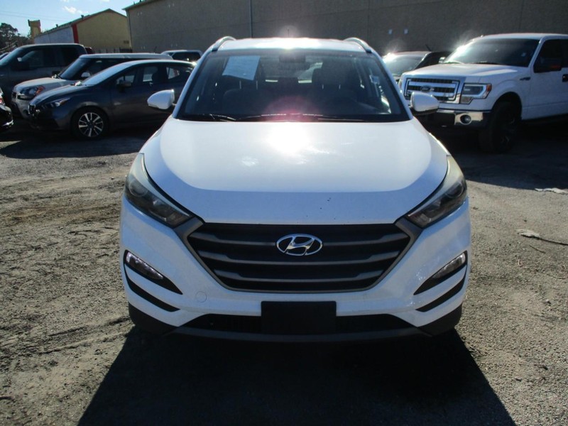 Hyundai Tucson Vehicle Image 02