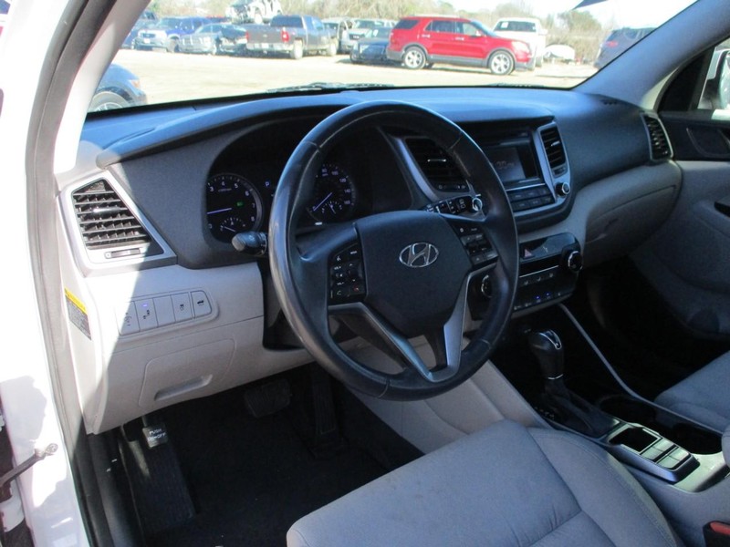 Hyundai Tucson Vehicle Image 09