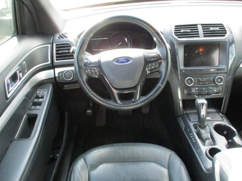 Ford Explorer Vehicle Image 18
