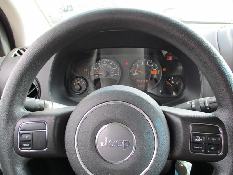 Jeep Compass Vehicle Image 14