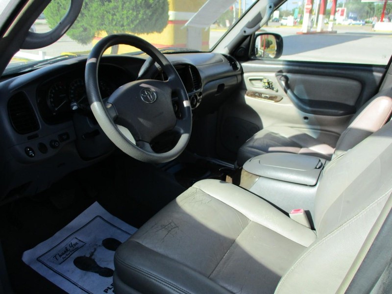 Toyota Sequoia Vehicle Image 04