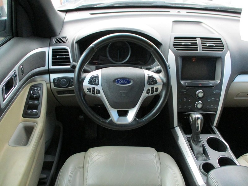 Ford Explorer Vehicle Image 13