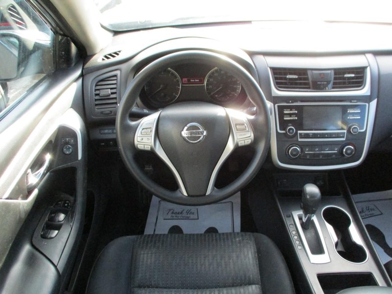 Nissan Altima Vehicle Image 09