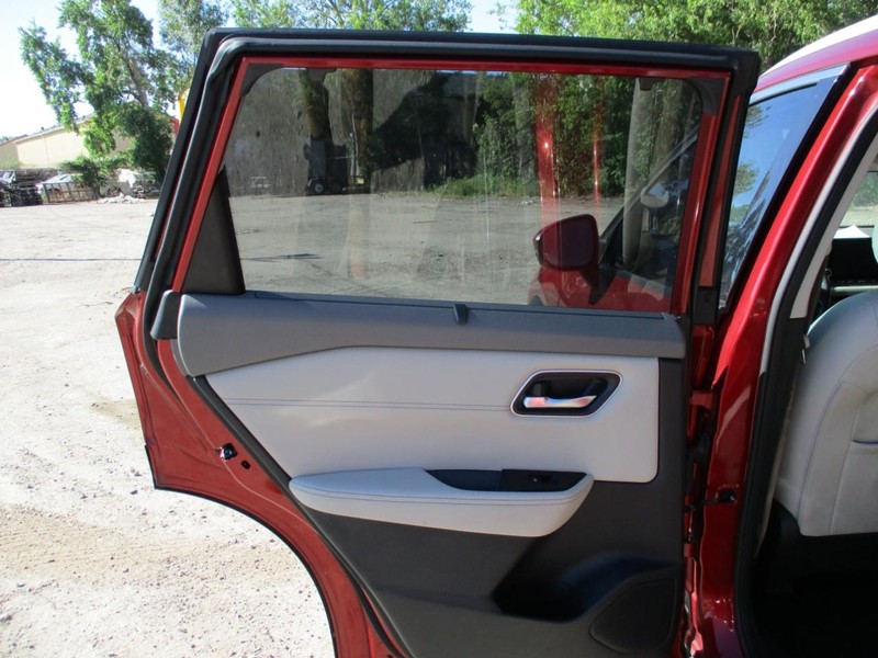 Nissan Rogue Vehicle Image 15