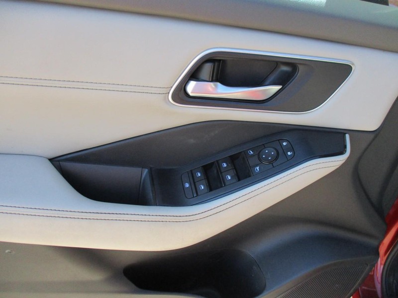 Nissan Rogue Vehicle Image 25