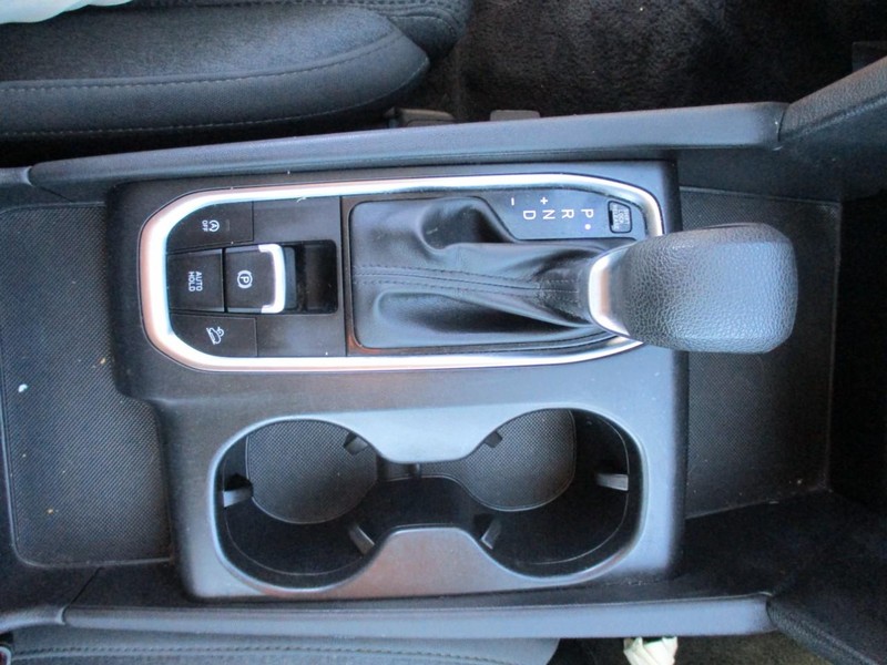 Hyundai Santa Fe Vehicle Image 16