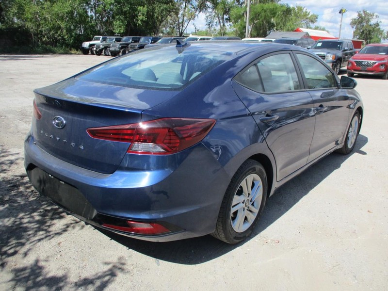 Hyundai Elantra Vehicle Image 04