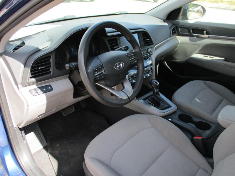 Hyundai Elantra Vehicle Image 06