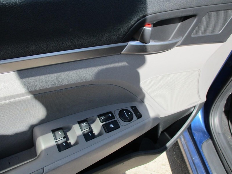 Hyundai Elantra Vehicle Image 08