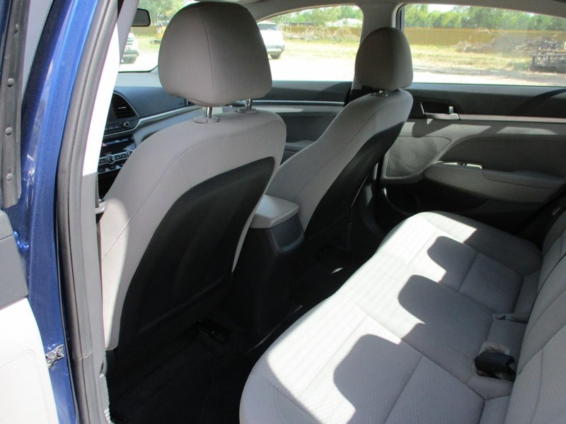 Hyundai Elantra Vehicle Image 09