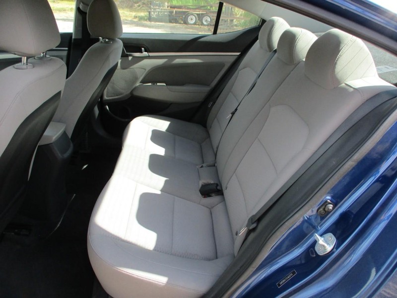 Hyundai Elantra Vehicle Image 10