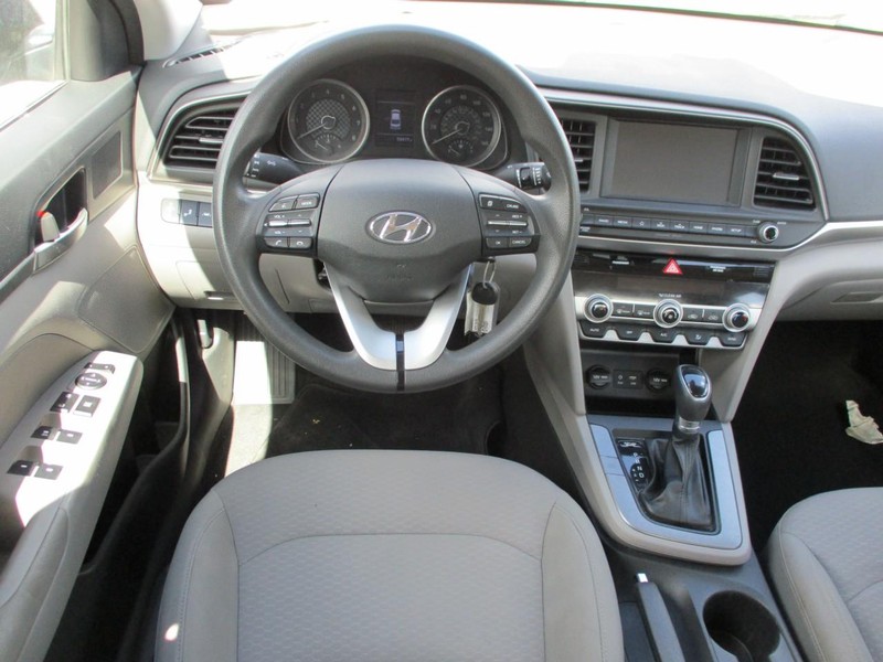 Hyundai Elantra Vehicle Image 11