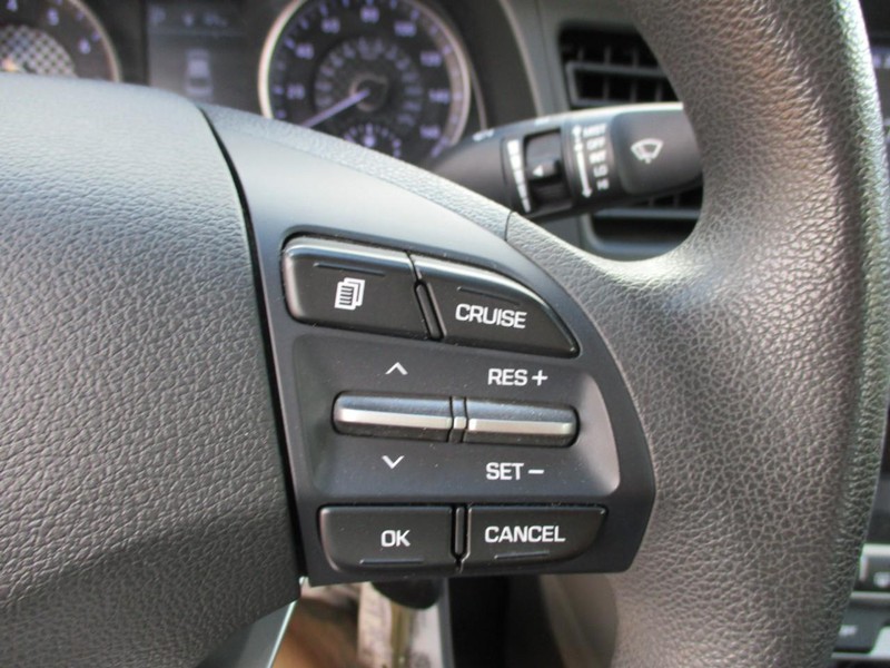 Hyundai Elantra Vehicle Image 14