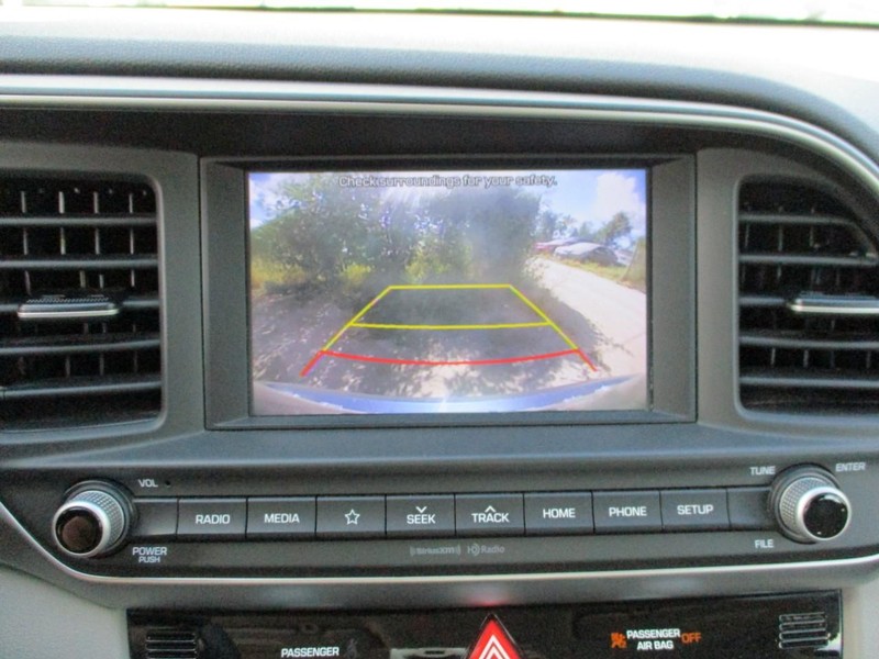 Hyundai Elantra Vehicle Image 17