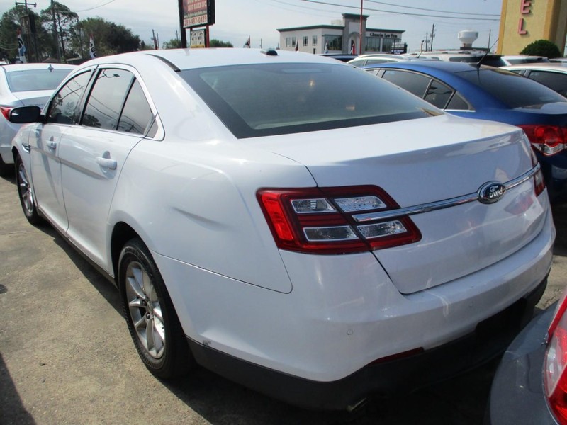 Ford Taurus Vehicle Image 04