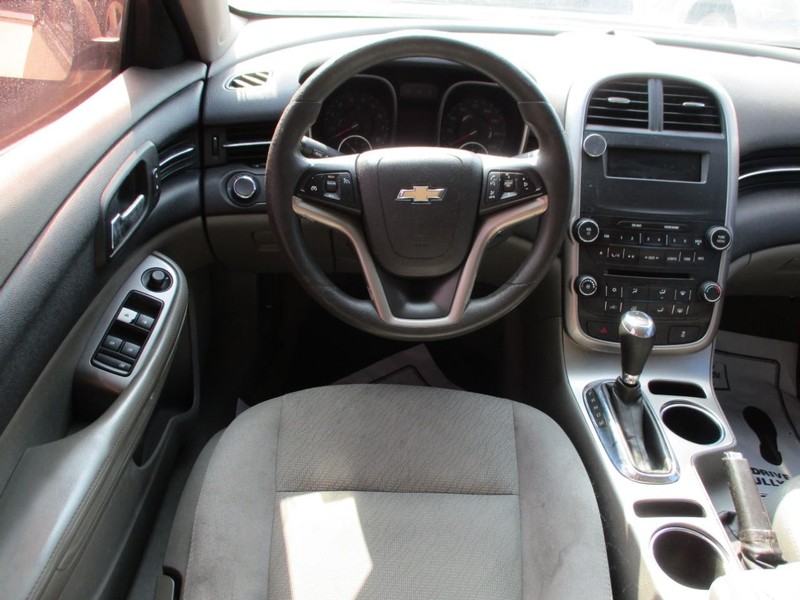 Chevrolet Malibu Vehicle Image 08