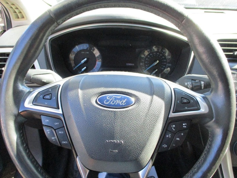 Ford Fusion Vehicle Image 12