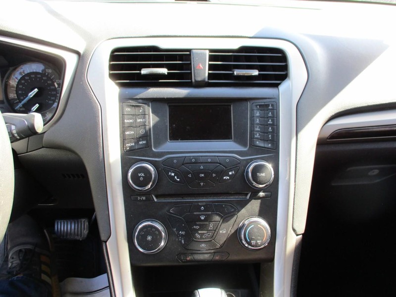 Ford Fusion Vehicle Image 16