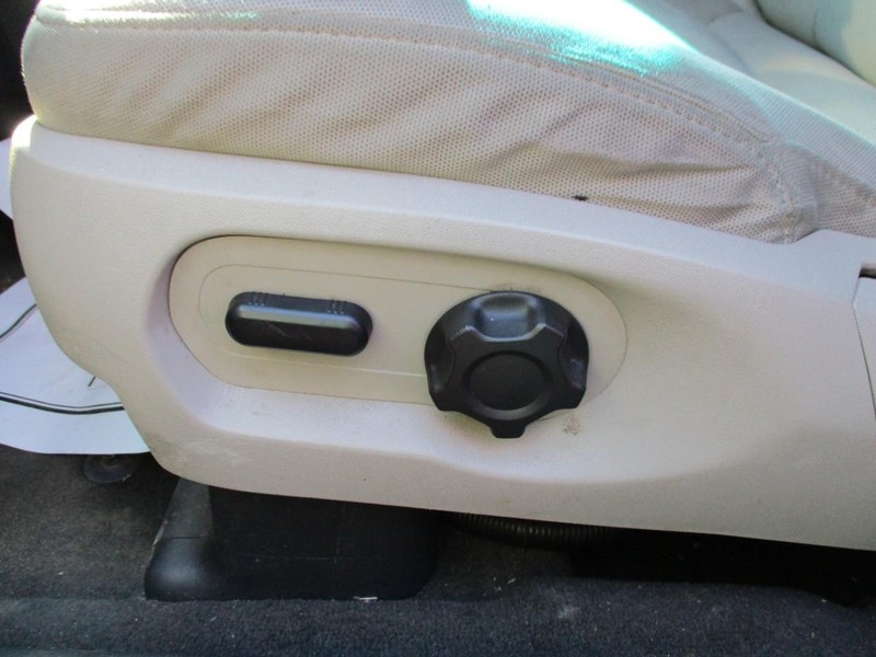 Ford Explorer Vehicle Image 07