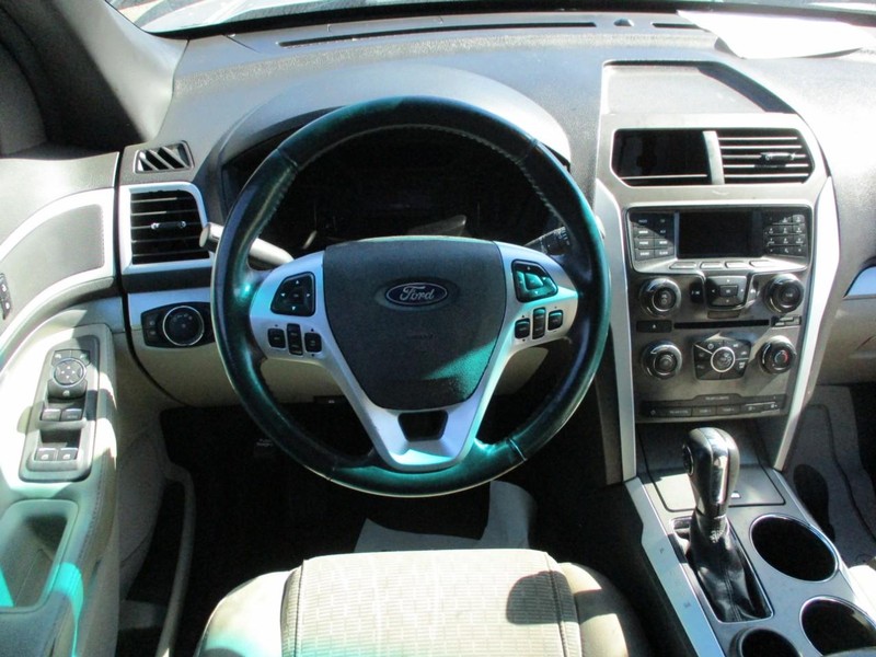 Ford Explorer Vehicle Image 11