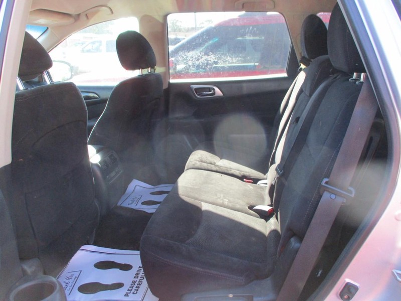 Nissan Pathfinder Vehicle Image 10