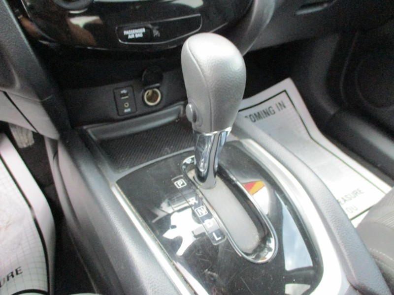 Nissan Rogue Vehicle Image 14