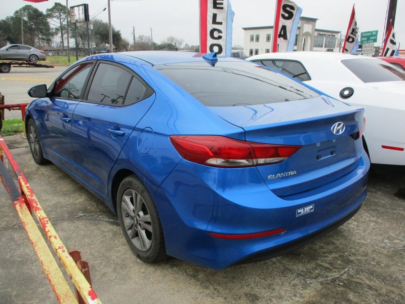 Hyundai Elantra Vehicle Image 02
