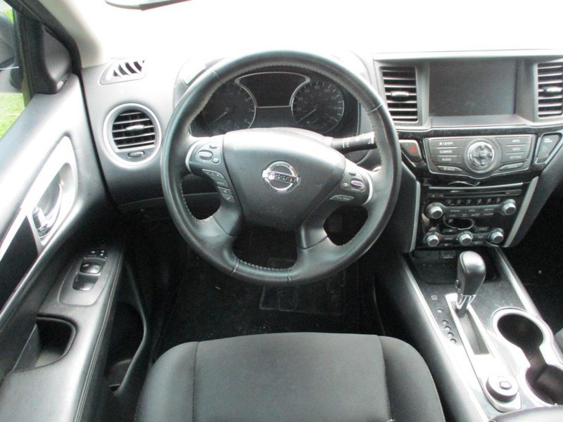 Nissan Pathfinder Vehicle Image 10
