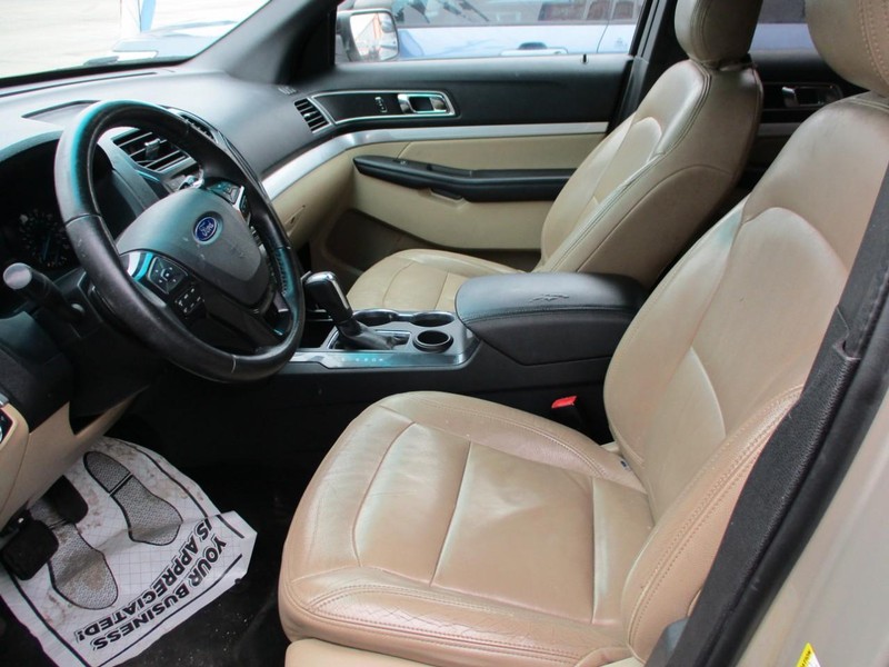 Ford Explorer Vehicle Image 06