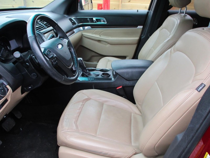 Ford Explorer Vehicle Image 06