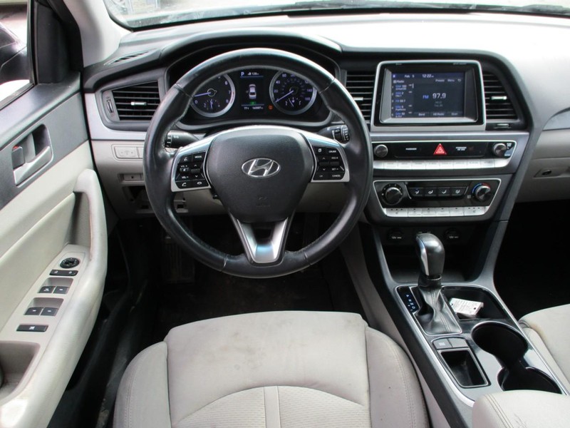 Hyundai Sonata Vehicle Image 12
