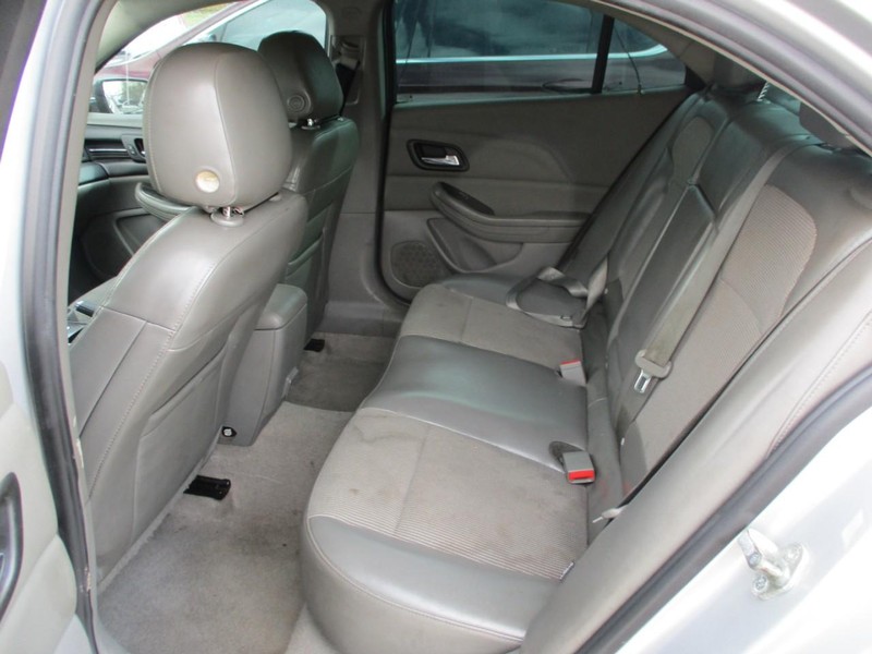 Chevrolet Malibu Vehicle Image 06