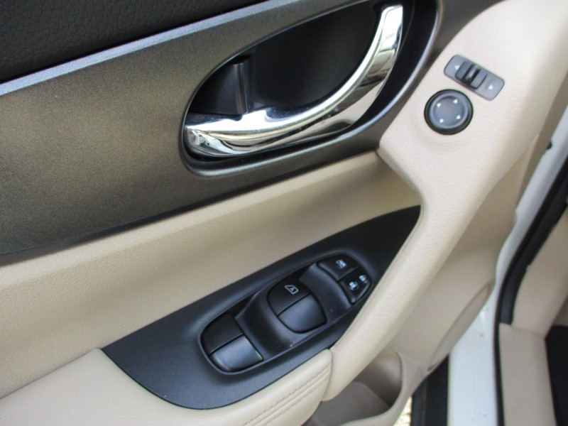 Nissan Rogue Vehicle Image 17