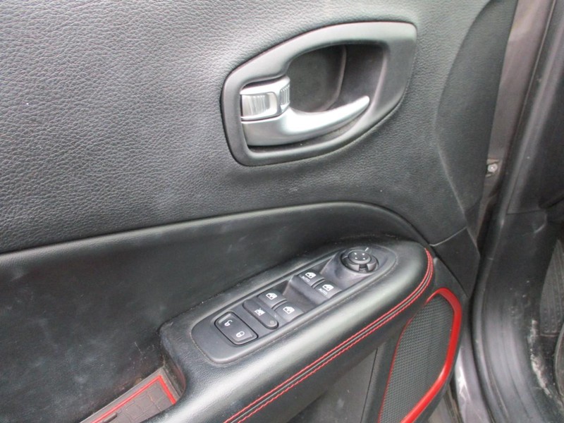 Jeep Compass Vehicle Image 12